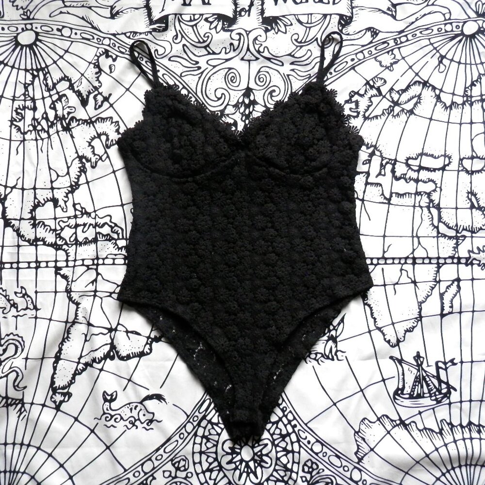 ✨H&M || Floral Crochet Lace Bodysuit